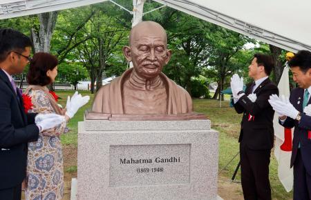 　松江市の末次公園に建立されたマハトマ・ガンジーの胸像＝２日午後