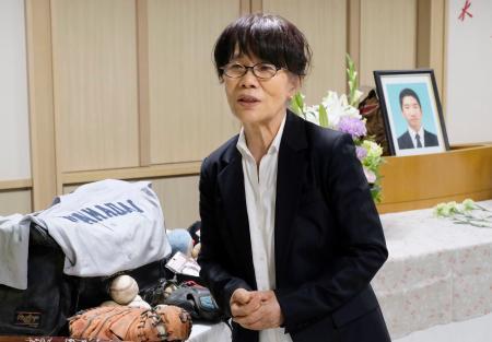 　再発防止を訴える市川大輔さんの母正子さん＝３日午後、東京都港区