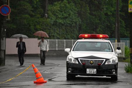 　クマが侵入した「ＯＫＩシンフォテック」周辺の交通を規制する警察車両＝３日午後１時５８分、福島市