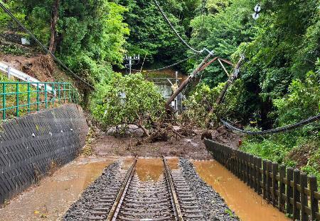 　土砂が流入した伊豆急行の線路＝３日、静岡県河津町