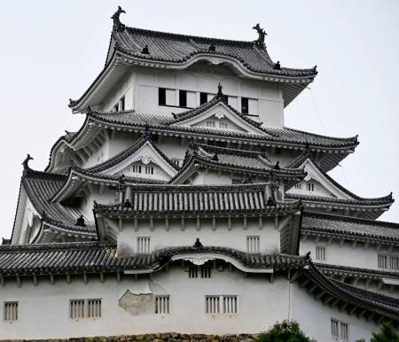 　しっくいが剥がれ落ちた姫路城の「ホの櫓」（下）の外壁＝４日午前９時１２分、兵庫県姫路市