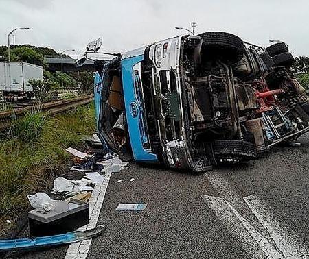 　東名高速道路下り線の磐田ＩＣ付近で横転したトレーラー＝４日午前、静岡県磐田市（県警提供）