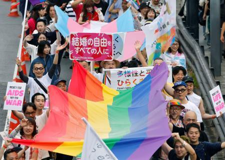 　「Ｔｏｋｙｏ　Ｐｒｉｄｅ　２０２６」で、パレードする人たち＝７日午後、東京都渋谷区