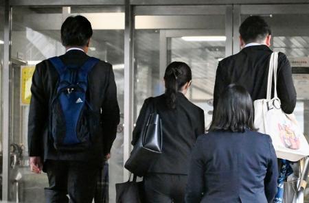 　長崎地裁に入る男子生徒の両親ら＝８日午後