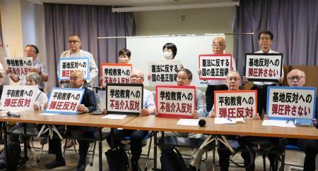 　記者会見でプラカードを掲げる被爆者団体などの代表者ら＝８日午後、長崎市