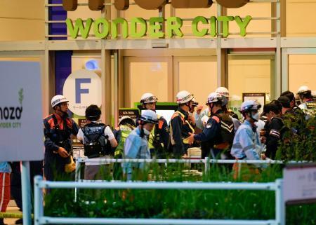 　商業施設に集まった警察官や消防隊員ら＝８日午後６時５１分、名古屋市西区