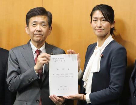 　クマ対策要望書を環境省の森下千里政務官（右）に提出する東北市長会会長の西秀記青森市長＝９日午後