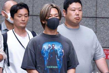 　移送される榎本悠人容疑者（中央）＝１１日午後６時９分、ＪＲ東京駅