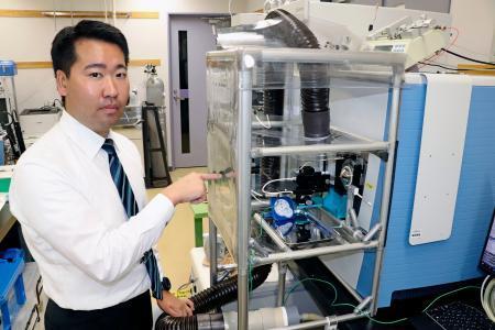 　研究に使用した装置の説明をする神奈川県警の広瀬隆平巡査部長＝９日、千葉県柏市の科学警察研究所