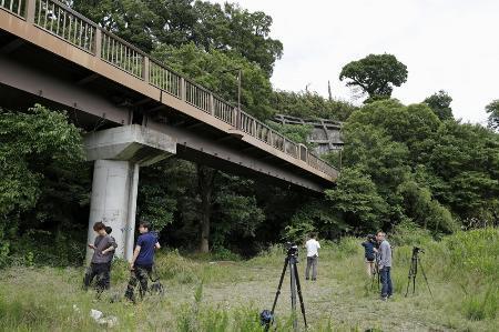 　女子高生の遺体が見つかった相模原市南区の河川敷付近に集まる報道陣＝１１日午後