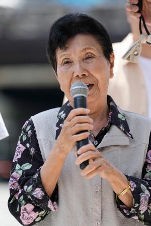 　大阪・梅田で開かれたイベントであいさつする袴田巌さんの姉ひで子さん＝１３日午前