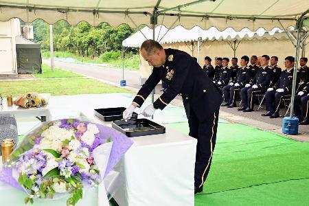 　陸上自衛隊日野基本射撃場で開かれた追悼式で献花する坂本克好１佐＝１４日午前、岐阜市（陸自第１０師団第３５普通科連隊提供）