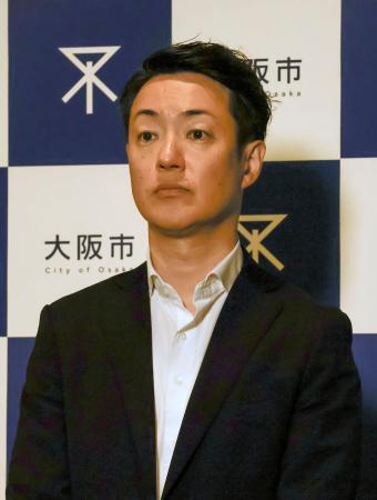 　記者団の取材に応じる大阪市の横山英幸市長＝１７日午後、大阪市役所