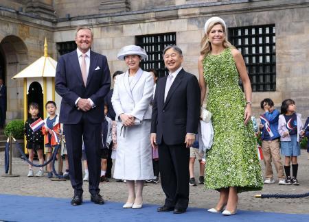 　訪問先のオランダで、ウィレムアレクサンダー国王夫妻と歓迎式典に出席された天皇、皇后両陛下＝１７日、アムステルダム（代表撮影・共同）
