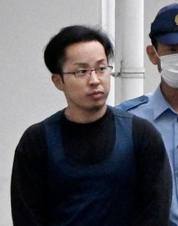 　送検のため栃木県警下野署を出る窪谷優生容疑者＝１８日午前８時１３分