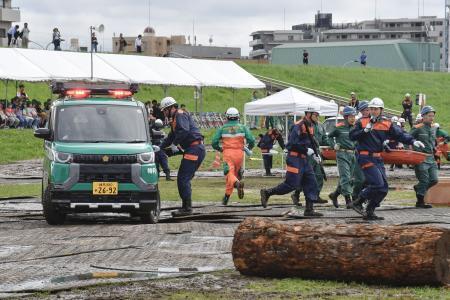　警視庁が実施した大規模災害訓練で披露された、オフロード用のタイヤを備えた小型車両＝１８日午後、東京都足立区