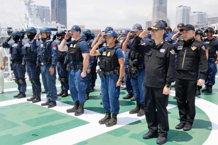　日米韓合同訓練後に整列する各国の隊員＝１９日午前、横浜市