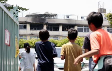 　火災があった東京都北区立滝野川第三小＝１９日午後０時２２分