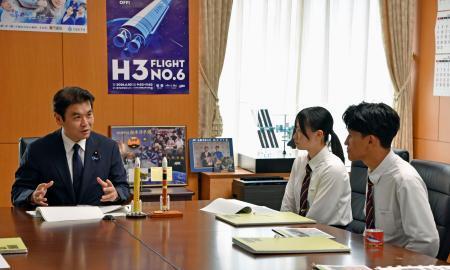　松本文科相（左）と面会する福井県立若狭高の生徒たち＝１９日午後、文科省