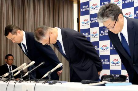 　巡視船「ざおう」から重油が流出した問題で記者会見し、謝罪する第２管区海上保安本部の白崎俊介本部長（中央）ら＝１９日午後、宮城県塩釜市