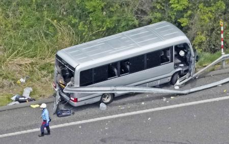 　福島県郡山市の磐越自動車道でガードレールに衝突したマイクロバス＝５月（共同通信社ヘリから）