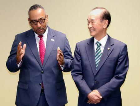 　青森県三沢市の小檜山吉紀市長（右）を表敬訪問し、言葉を交わす米国のアーロン・スナイプ臨時代理大使＝１９日午後、三沢市役所