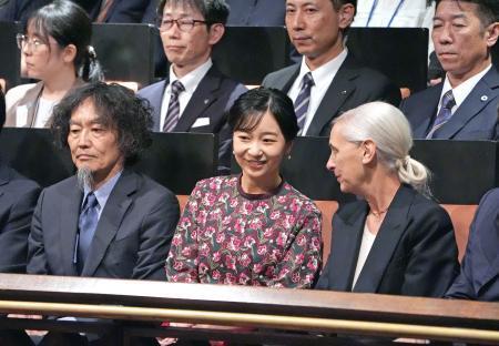 　ベルギーのダンスカンパニー「ローザス」の来日公演を鑑賞される佳子さま＝１９日午後、さいたま市の彩の国さいたま芸術劇場（代表撮影）