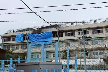 　実況見分が行われた東京都北区の区立滝野川第三小＝２０日午前１１時４３分