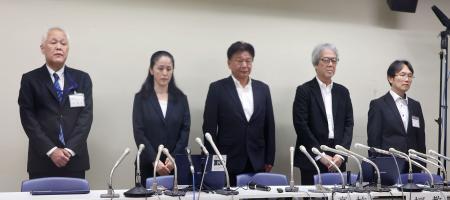 　東京都北区の小学校火災について記者会見する区長や教育委員会関係者ら＝２３日夜、北区