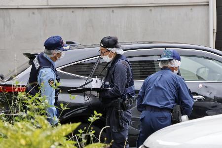 　女性が見つかった駐車場を調べる群馬県警の捜査員ら＝２４日午前７時９分、群馬県高崎市