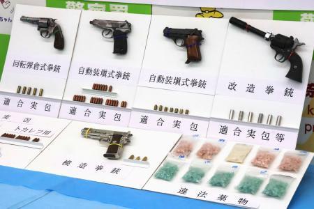 　ワゴン車内から見つかった拳銃と実弾など＝２５日午前、神奈川県警厚木署