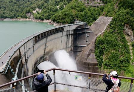 　観光放水が始まった黒部ダム＝２６日午前、富山県立山町