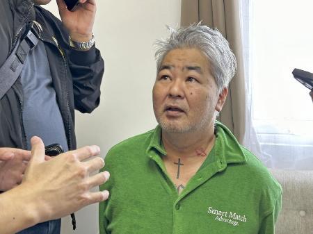 　居住するマニラのコンドミニアムで捜査当局者に拘束された井上英陽容疑者＝２３日（フィリピン警察提供・共同）