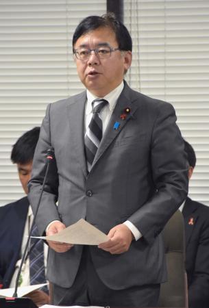 　薬害エイズ訴訟の原告団と協議する上野厚労相＝２６日午後、厚労省