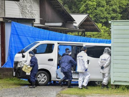 　男性の遺体が見つかった広島県三原市の会社敷地内を現場検証する捜査員＝４月