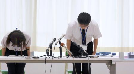 　記者会見で謝罪する石川県立小松特別支援学校の瀬川真司校長（右）ら＝１日午後、小松市