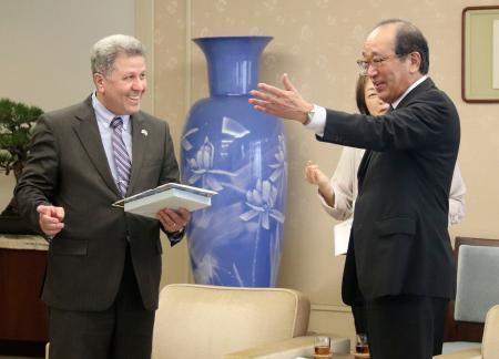 　広島市役所を訪れ、松井一実市長（右）と面会するシリアのアイマッド・マスリ公共事業・住宅省副大臣＝３日午後