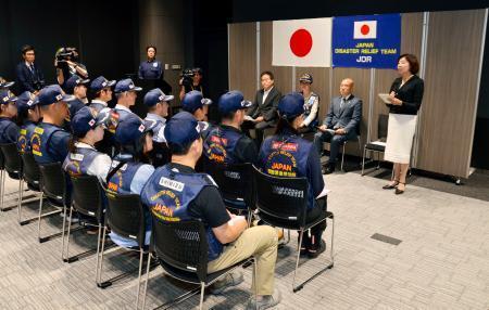 　南米ベネズエラに派遣される国際緊急援助隊・医療チームの出発式＝４日午前、東京都大田区