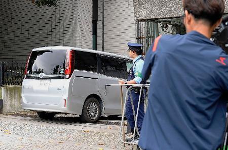 　警視庁本部に入るフー・シー容疑者を乗せた車＝５日午後２時５分