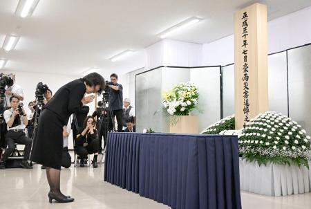 　西日本豪雨から８年となり、岡山県倉敷市真備町地区で献花し手を合わせる伊東香織市長＝６日午前