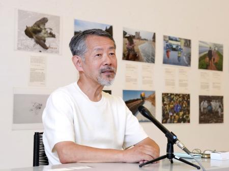 　記者会見するＮＰＯ法人「世界ヒバクシャ展」の安在尚人事務局長＝６日午後、長崎市