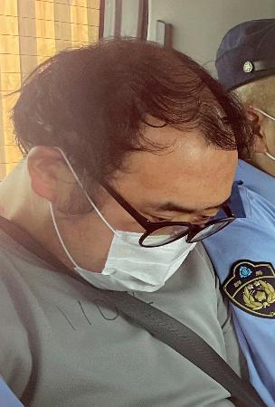 　送検される井上敏典容疑者＝７日午前、群馬県警伊勢崎署