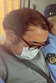 　送検される井上敏典容疑者＝７日午前、群馬県警伊勢崎署