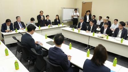 　超党派の国会議員による「空襲議連」の総会＝６月２２日午後、国会