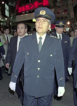 　東京・渋谷の繁華街を巡回する、警視総監時代の井上幸彦さん＝１９９５年１２月