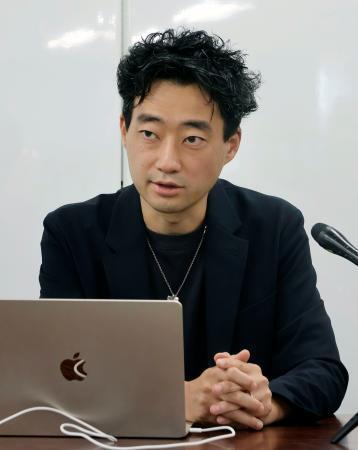 　記者会見する認定ＮＰＯ法人「Ｄ×Ｐ」の今井紀明理事長＝９日午前、大阪市役所