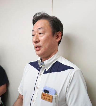 　記者団の取材に応じる沖縄県の玉元宏一朗基地対策課長＝１０日午後、沖縄県庁