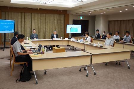 　居住実態がない「空き部屋」所有者を対象とした課税案について議論する神戸市の検討会＝１０日午後、神戸市役所