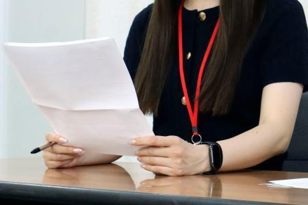 　裁量労働制を違法適用したなどとして企業が是正勧告された問題で記者会見する女性＝１０日午後、東京都内