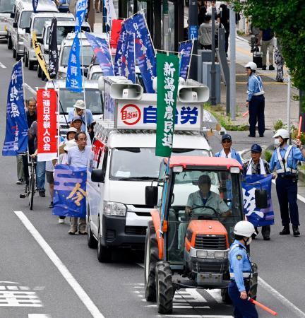 　トラクターの先導でデモ行進するコメ農家らの「百姓一揆」＝１１日午後、新潟市